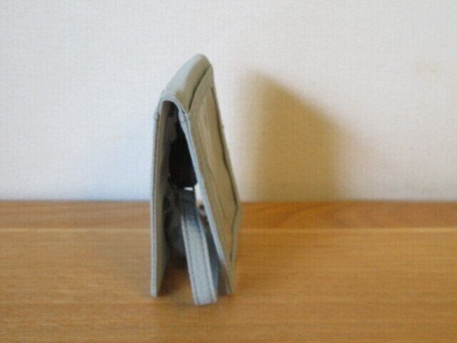 カードホルダーが自立する