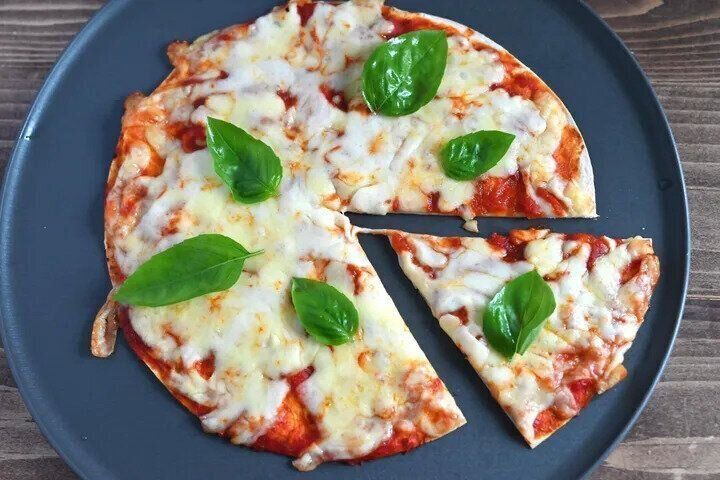 皿に盛られたトマトピザ