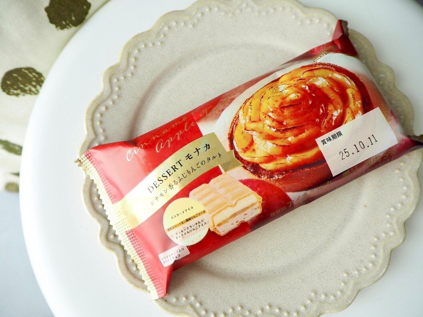 シャトレーゼ「DESSERTモナカ　シナモン香るふじりんごのタルト」商品写真