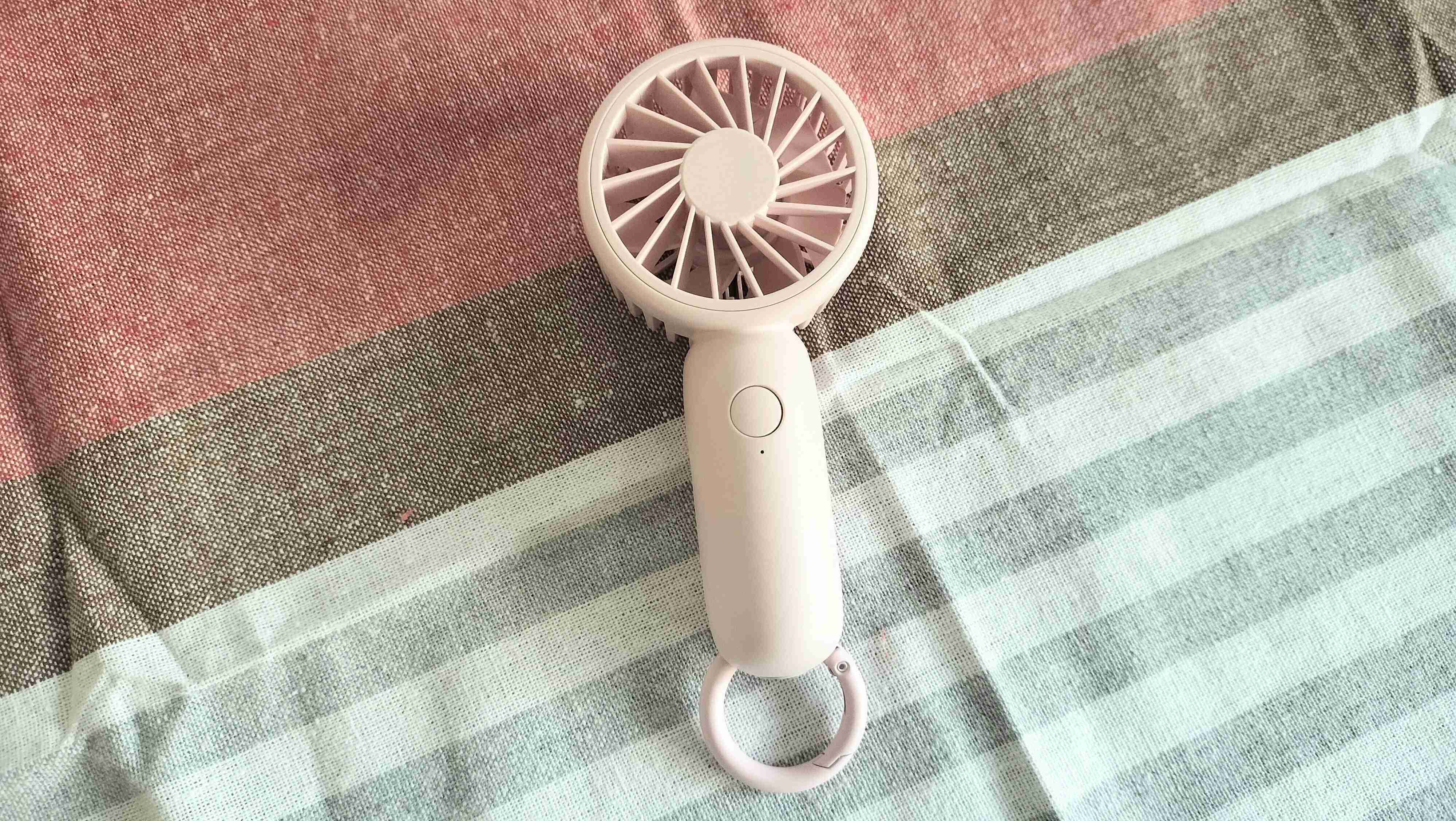手に持ちやすいミニサイズのファン