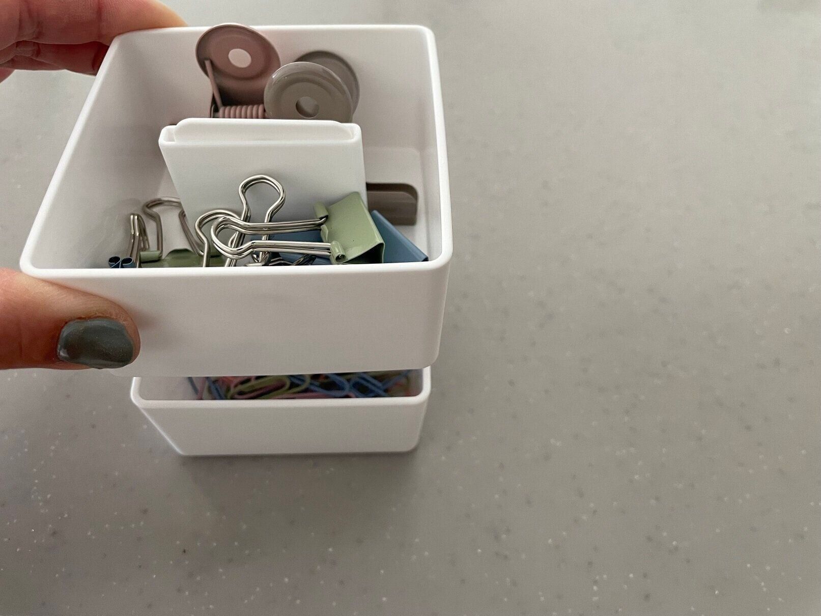 細々とした文具収納にはコレ！セリアの「取っ手付き仕分けケース」で文具をスッキリ