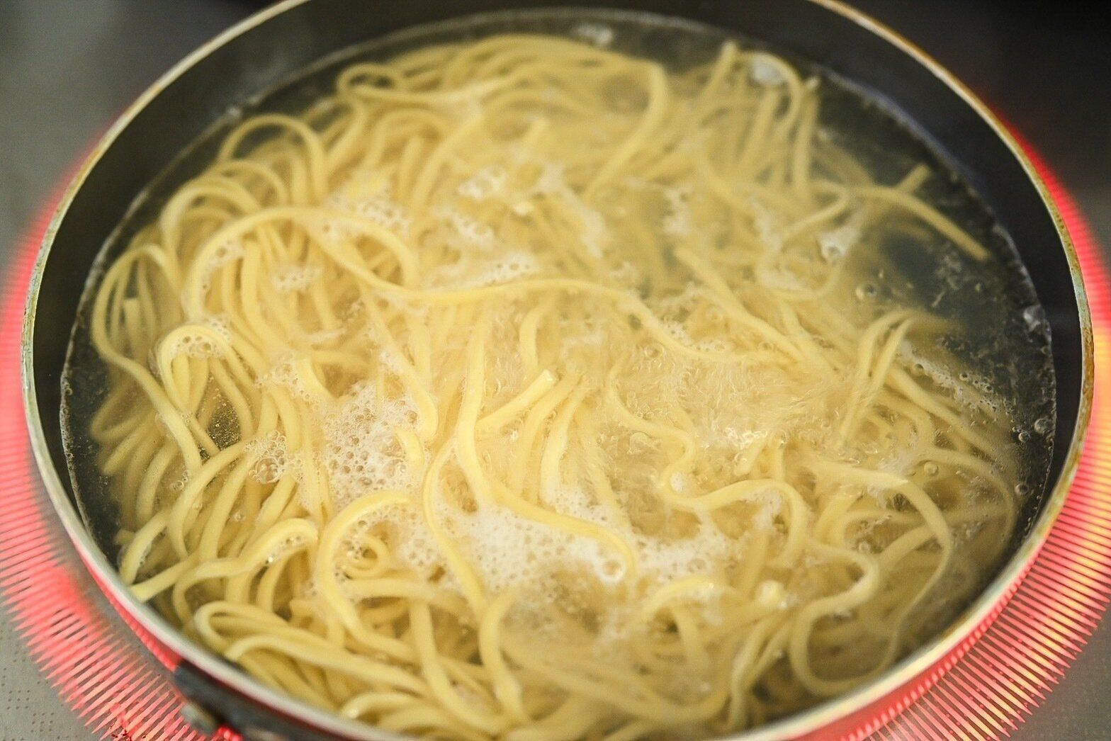 フライパンに入ったゆでている麺