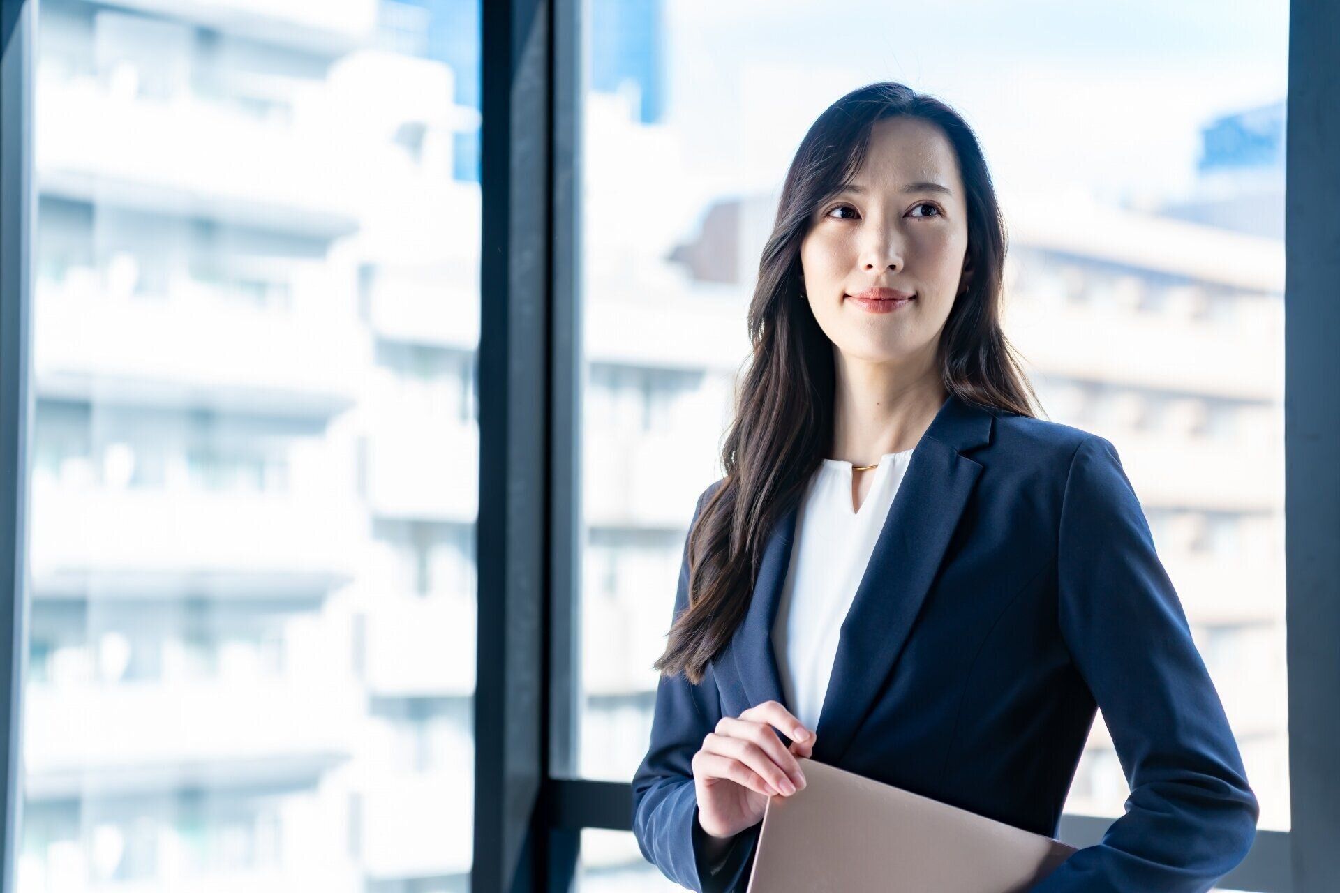 「凛とした」女性としての立ち振る舞いとは？類語や例文とともに心得を解説