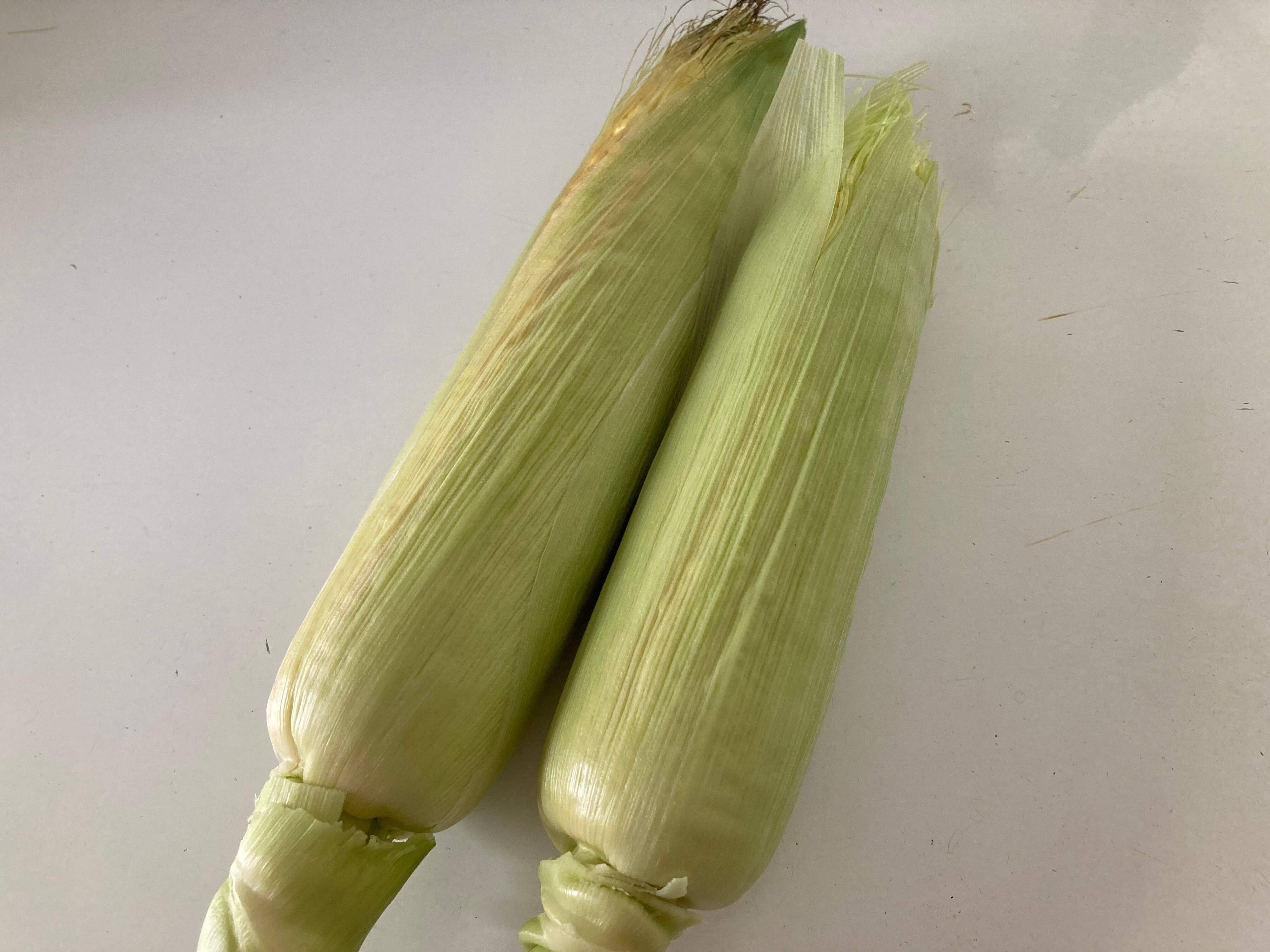 2〜3枚残して皮を剥いたとうもろこし