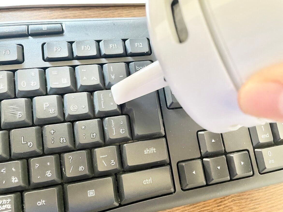 ノズルをつけると細かい場所の掃除に便利