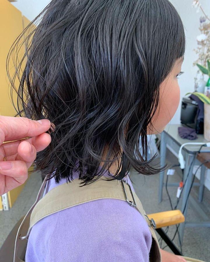 小学生女子も納得のキュートなヘアスタイル。ゆるっとコテカールでガーリーなヘアスタイルに
