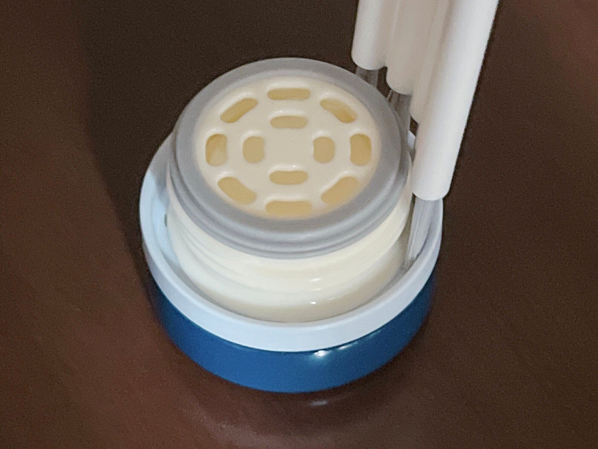 【ダイソー】水筒のフタの内側が洗いにくい問題を一発解決！細かい溝やカーブの部分にもしっかりとブラシが入り込んでくれる優秀ブラシ