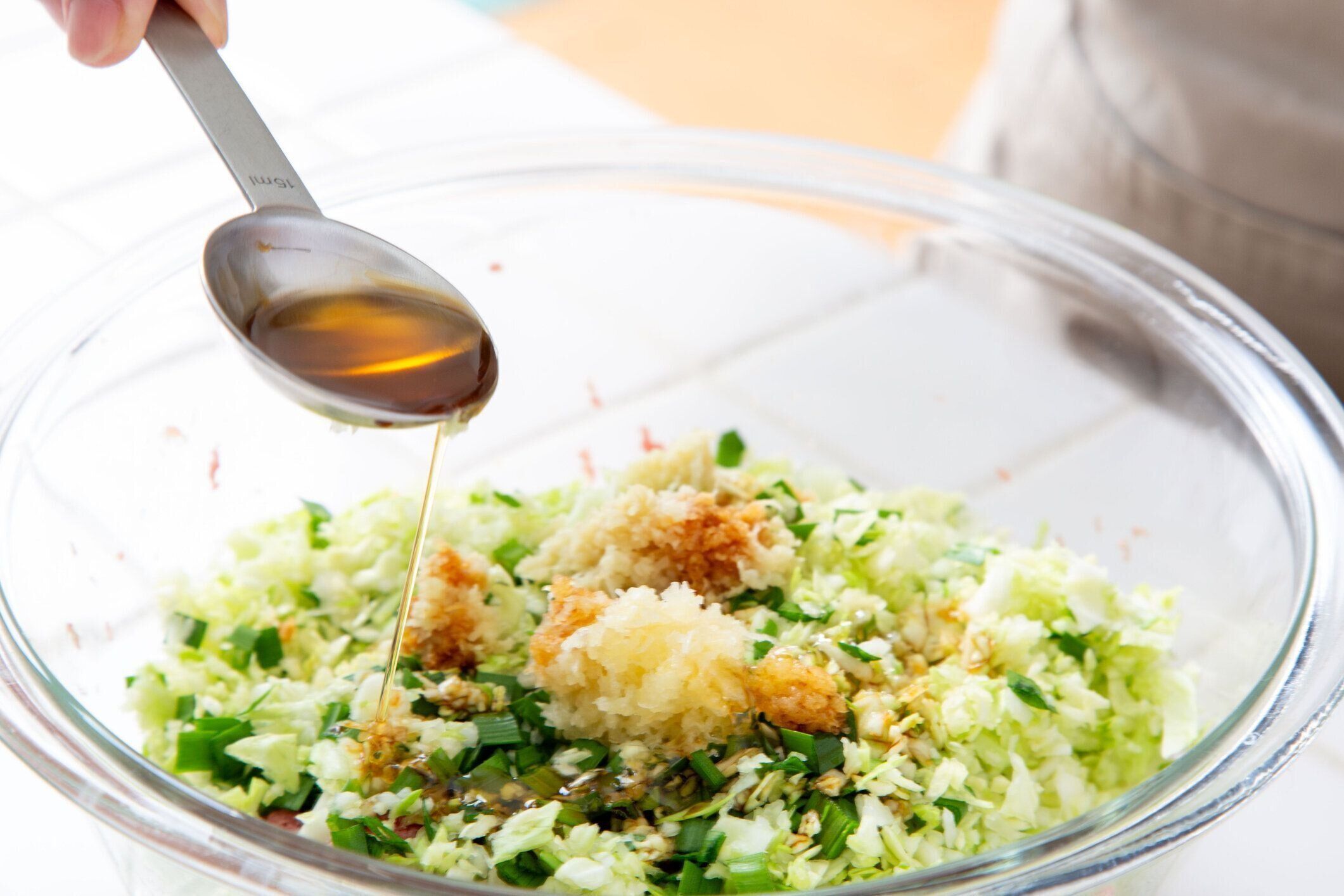 日本の家庭料理餃子作り