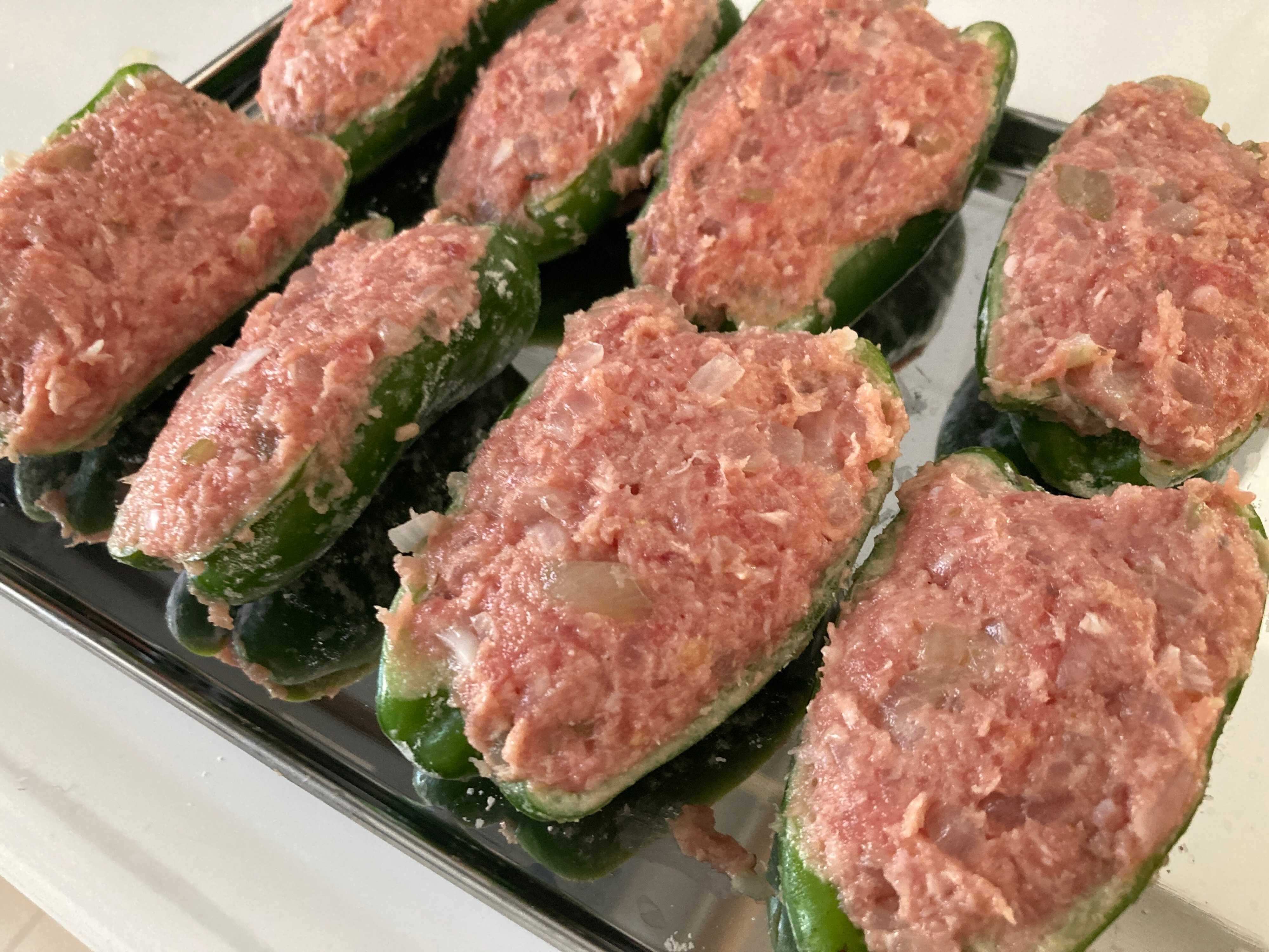 隙間なく肉ダネを詰め込んだピーマンの肉詰め