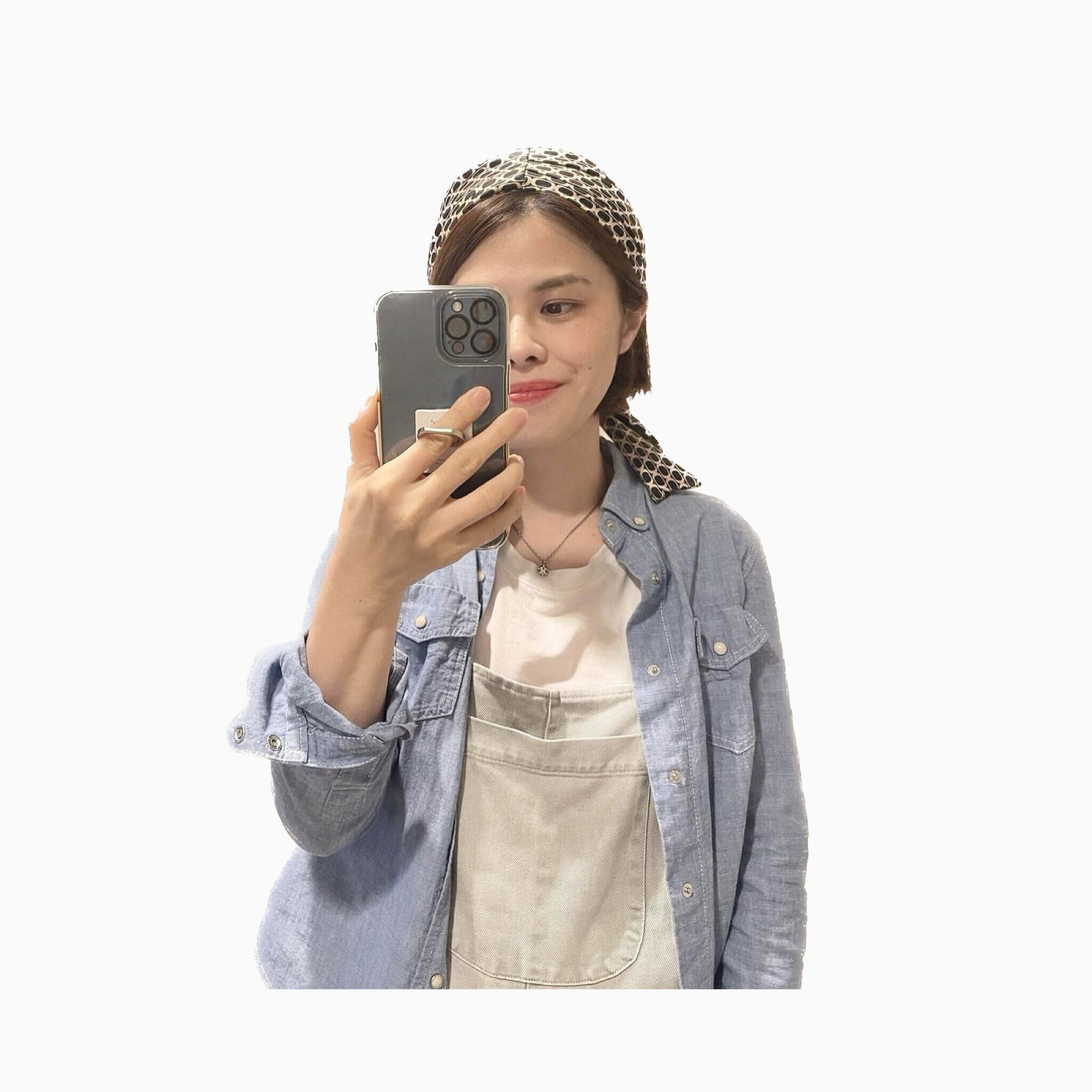 柄スカーフにシャンブレーシャツコーデ