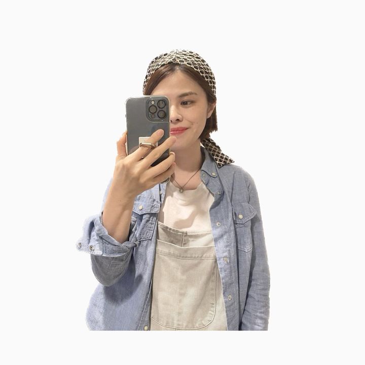 柄スカーフにシャンブレーシャツコーデ