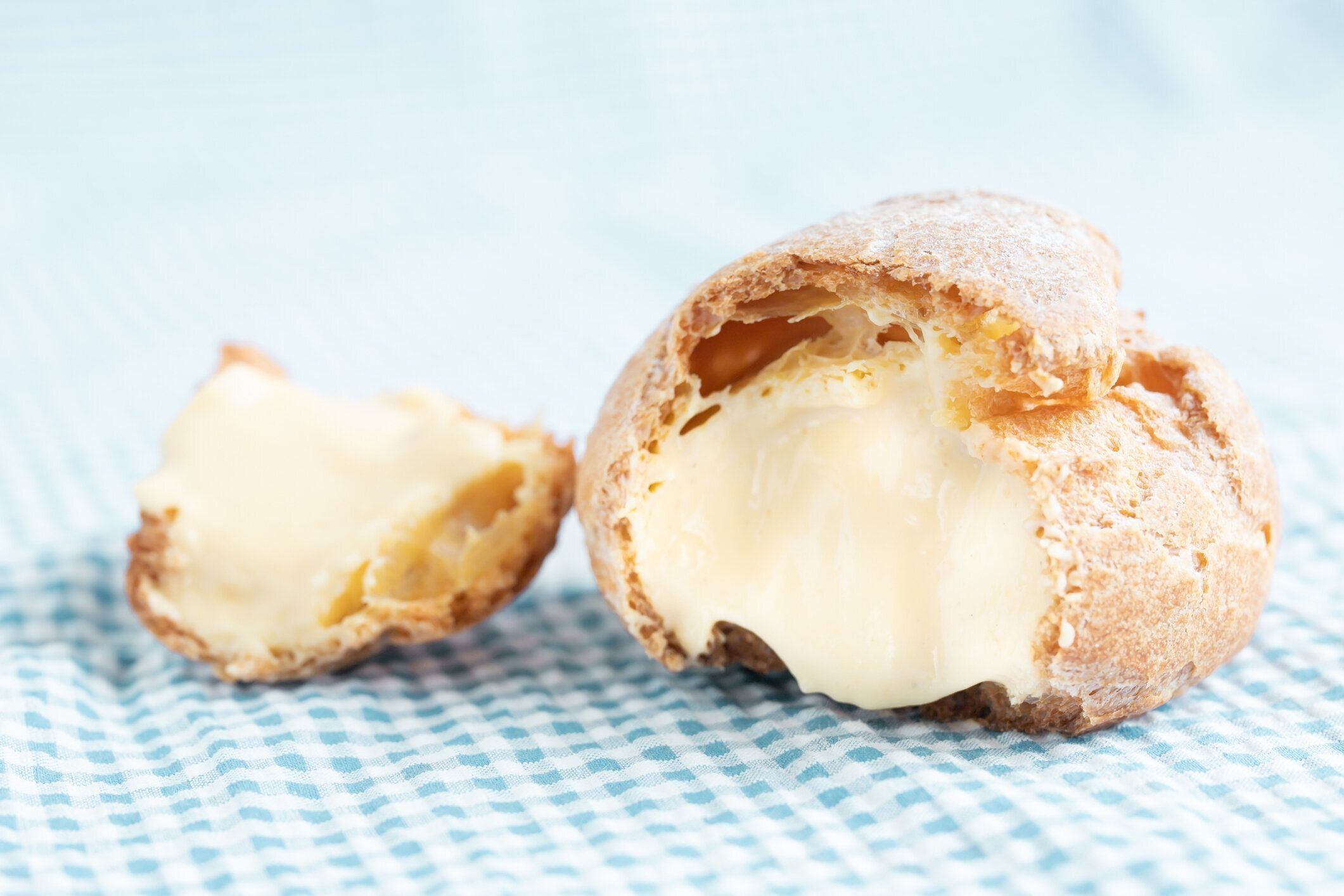 淡い背景にシュークリーム