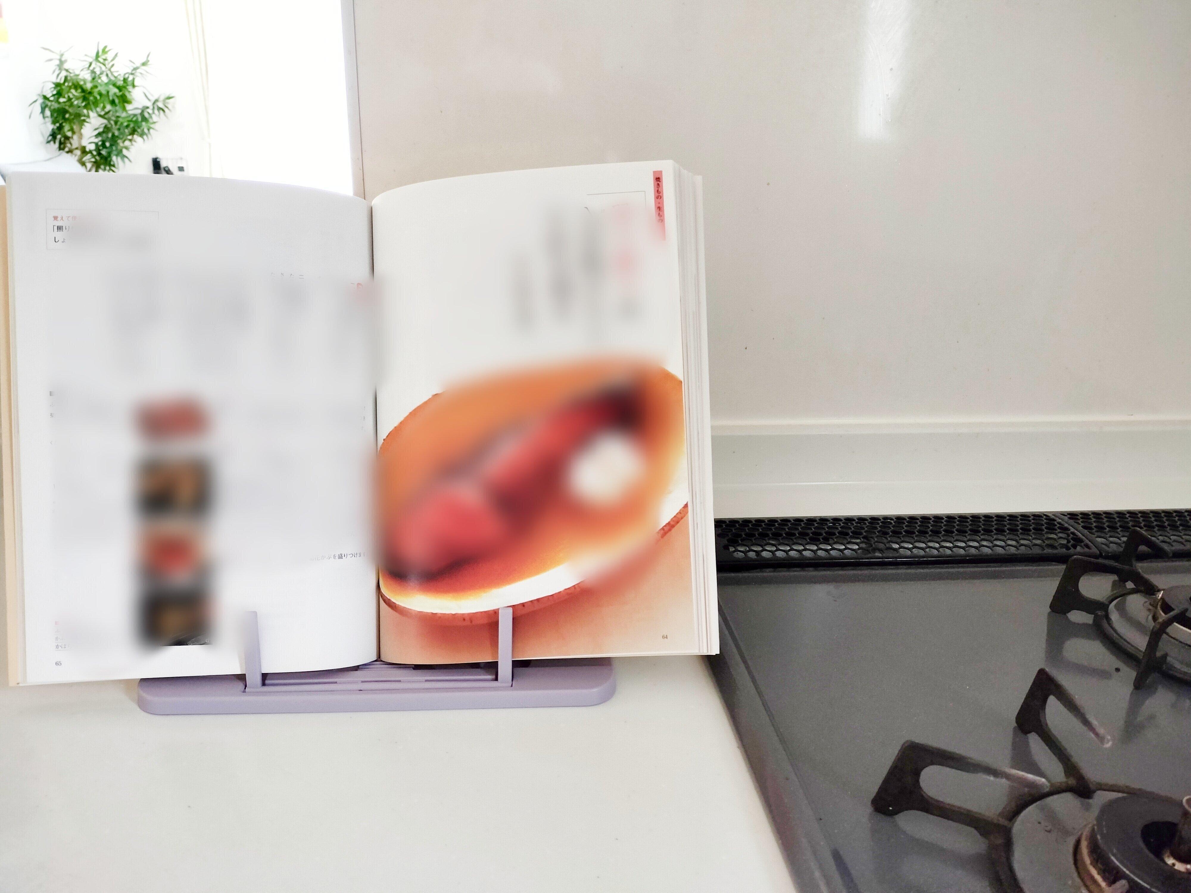 タブレットスタンドに立てかけた見開きの料理本