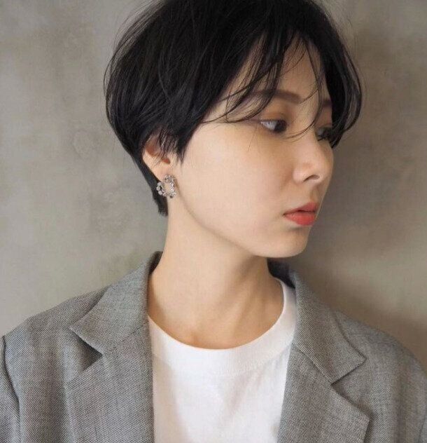 40代女性に似合うふんわりショートヘアスタイル。旬の大人マッシュショート