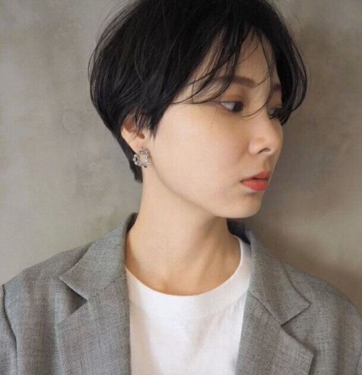 40代女性に似合うふんわりショートヘアスタイル。旬の大人マッシュショート