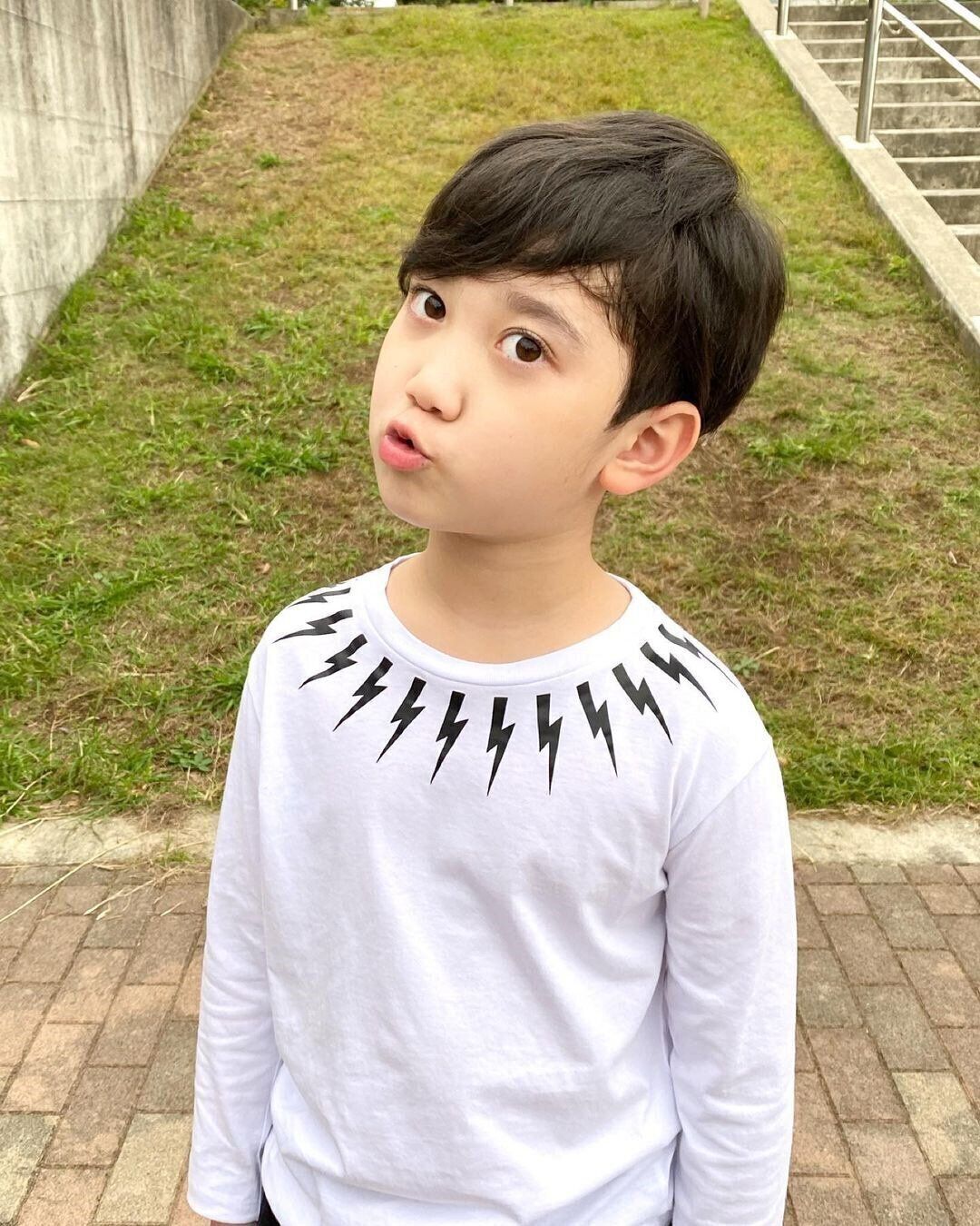 おしゃれ小学生男子の髪型・ヘアカタログ！クセ毛を活かしてまとまりショートに