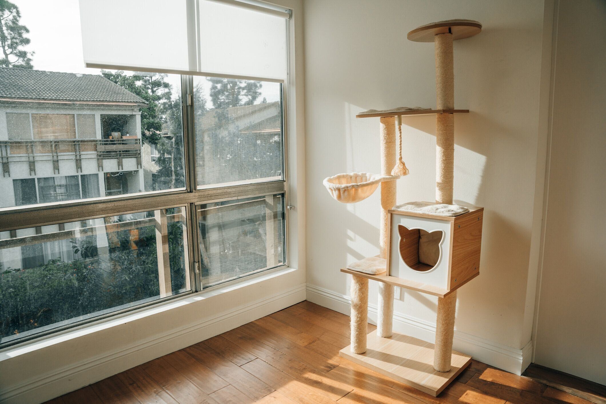 現代の家の木の猫の木。キャットツリーは、猫が遊ぶための人工的な構造です。