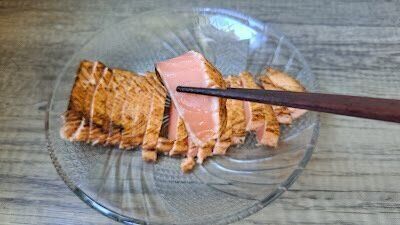 業務スーパー　炙りアトランティックサーモン　切った