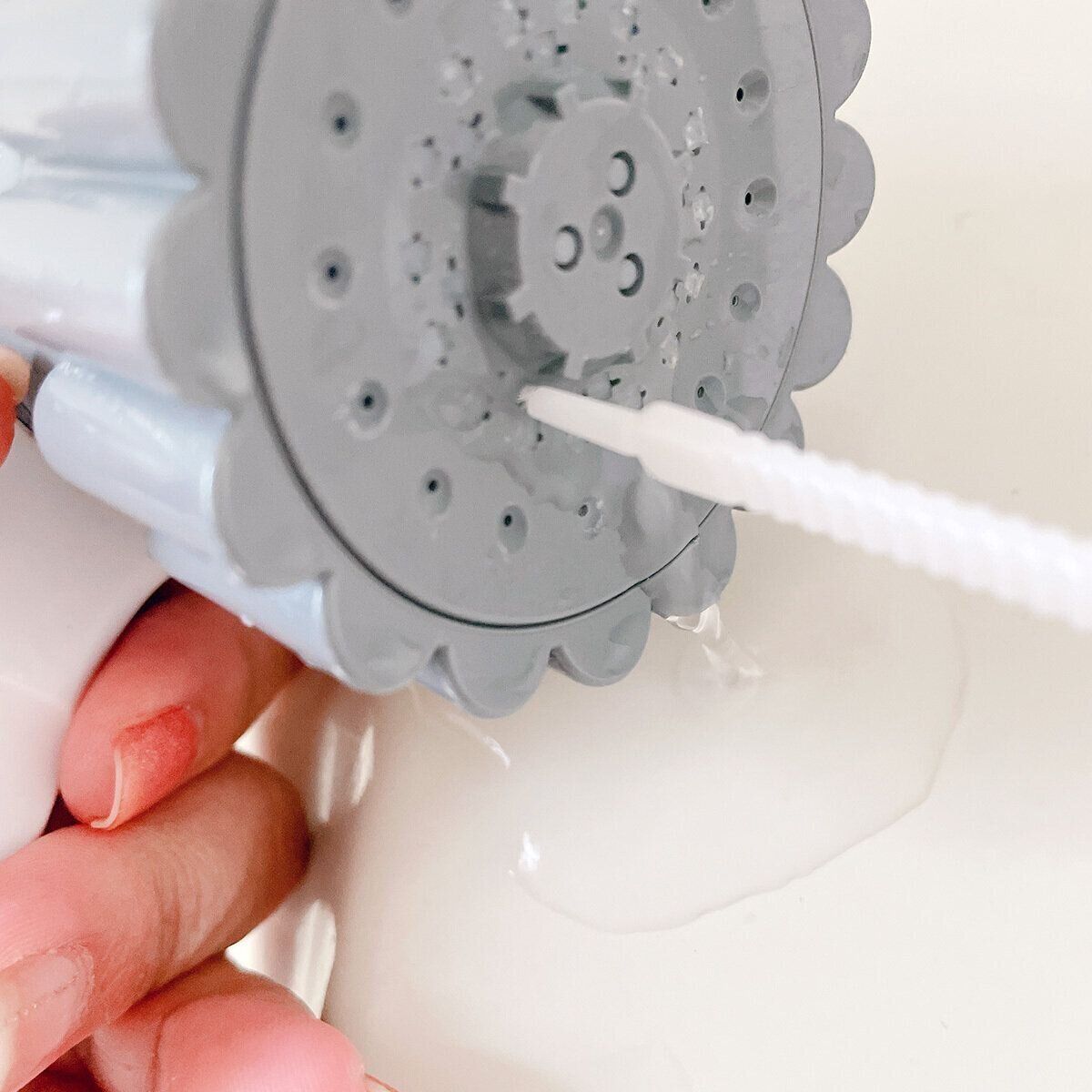 シャワーの穴にブラシが入ります