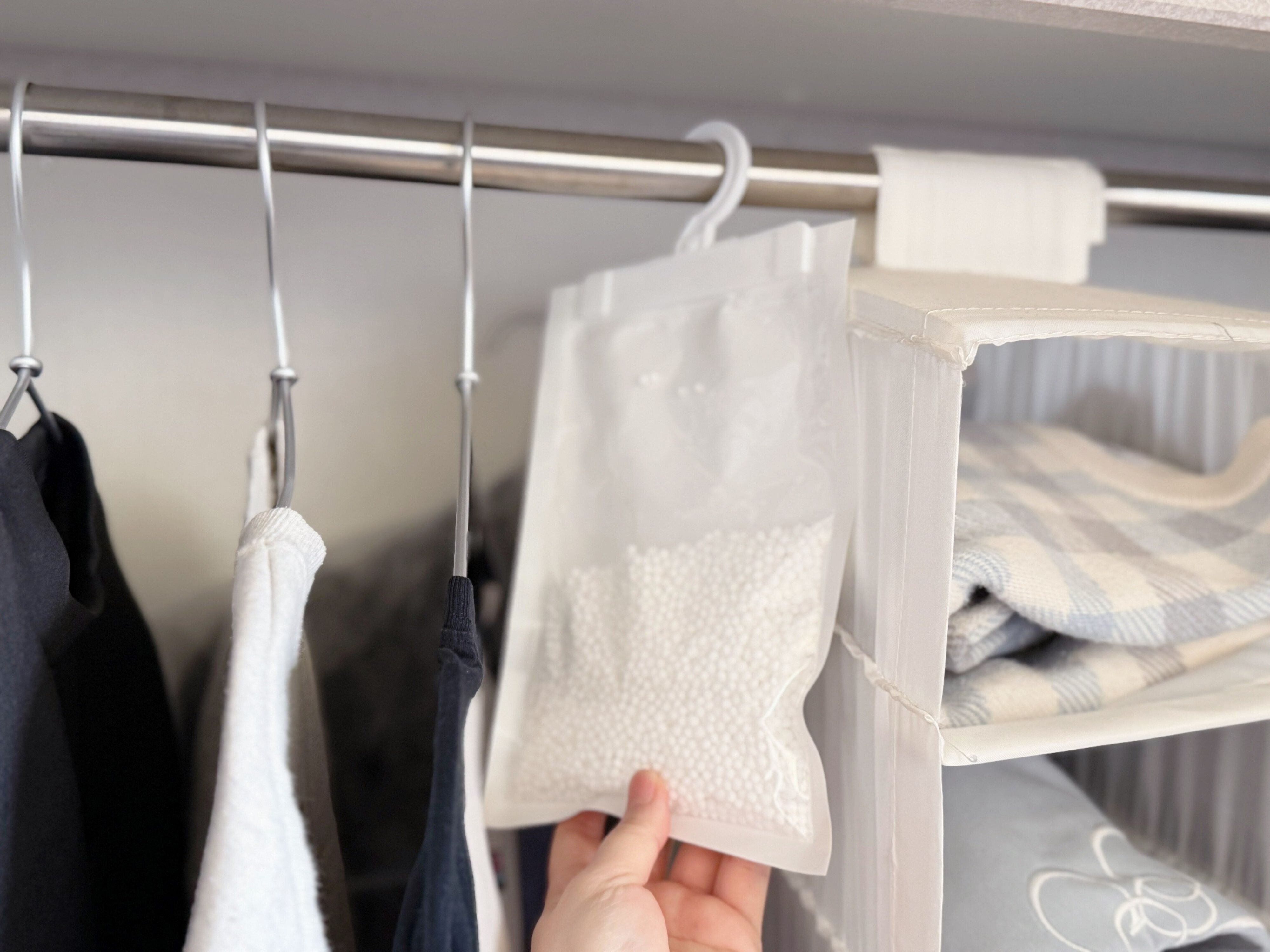 1．吊り下げ除湿剤（500mL）