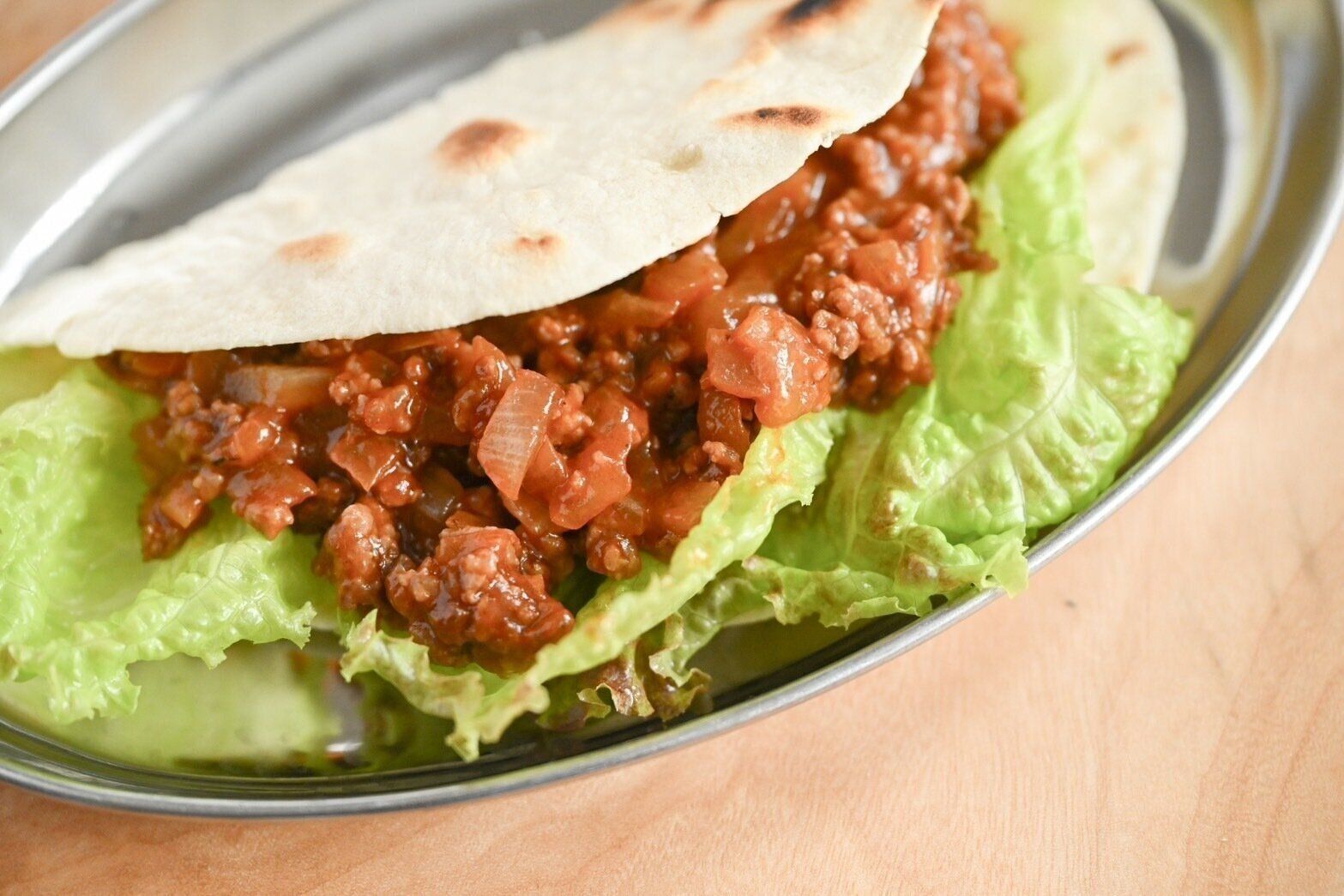 皿にのったタコス