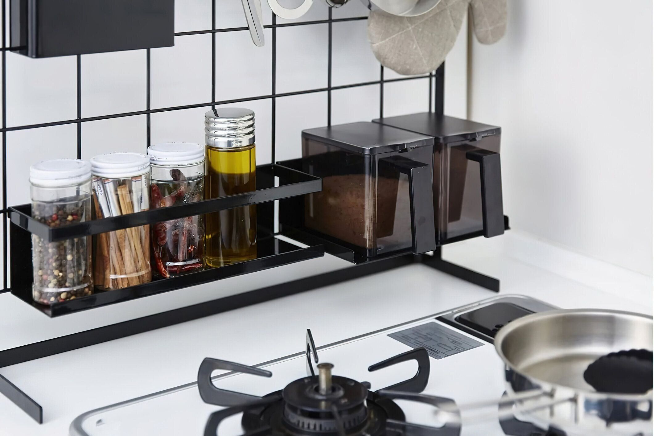 キッチンインテリアの棚にスパイスを入れたガラス瓶の接写