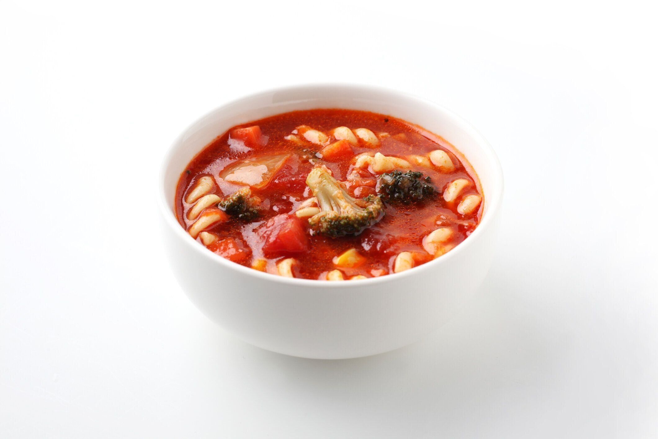 白い背景に分離パスタのクローズアップとミネストローネ野菜トマトスープ