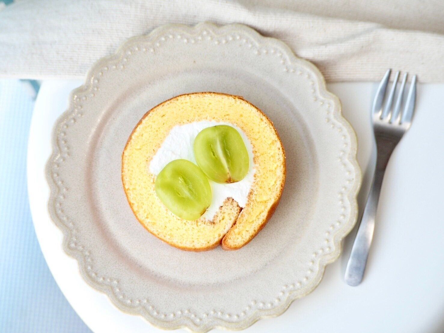 シャトレーゼ「山梨県産シャインマスカットのふんわりロール」商品写真