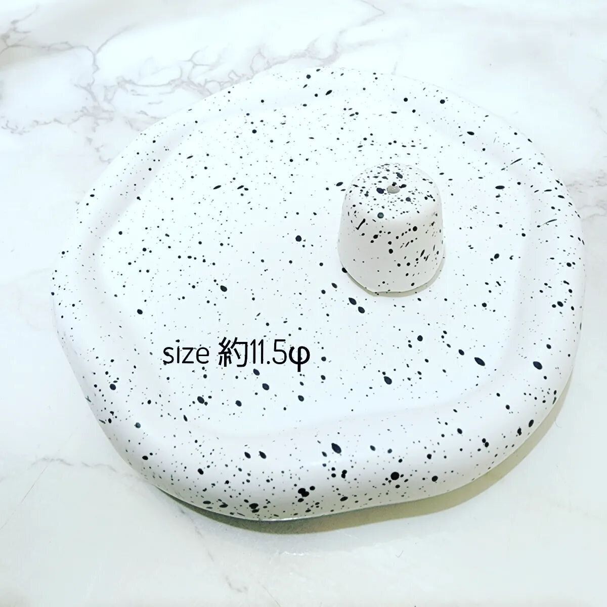 【3COINS】テラゾー柄のお香立てを同じ柄のトレイの上に置いて一体感を