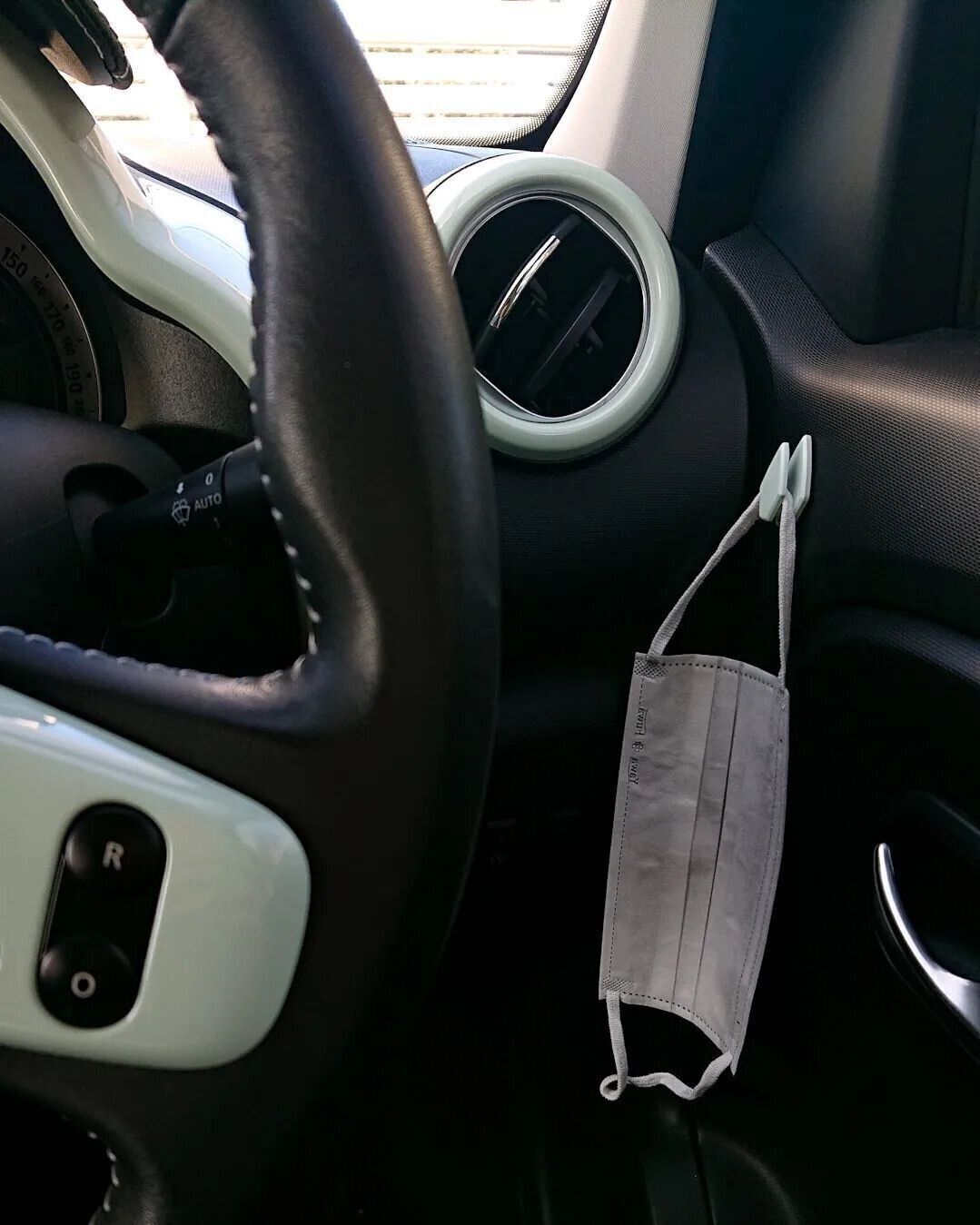  セリア「車用マルチホルダー 3P」