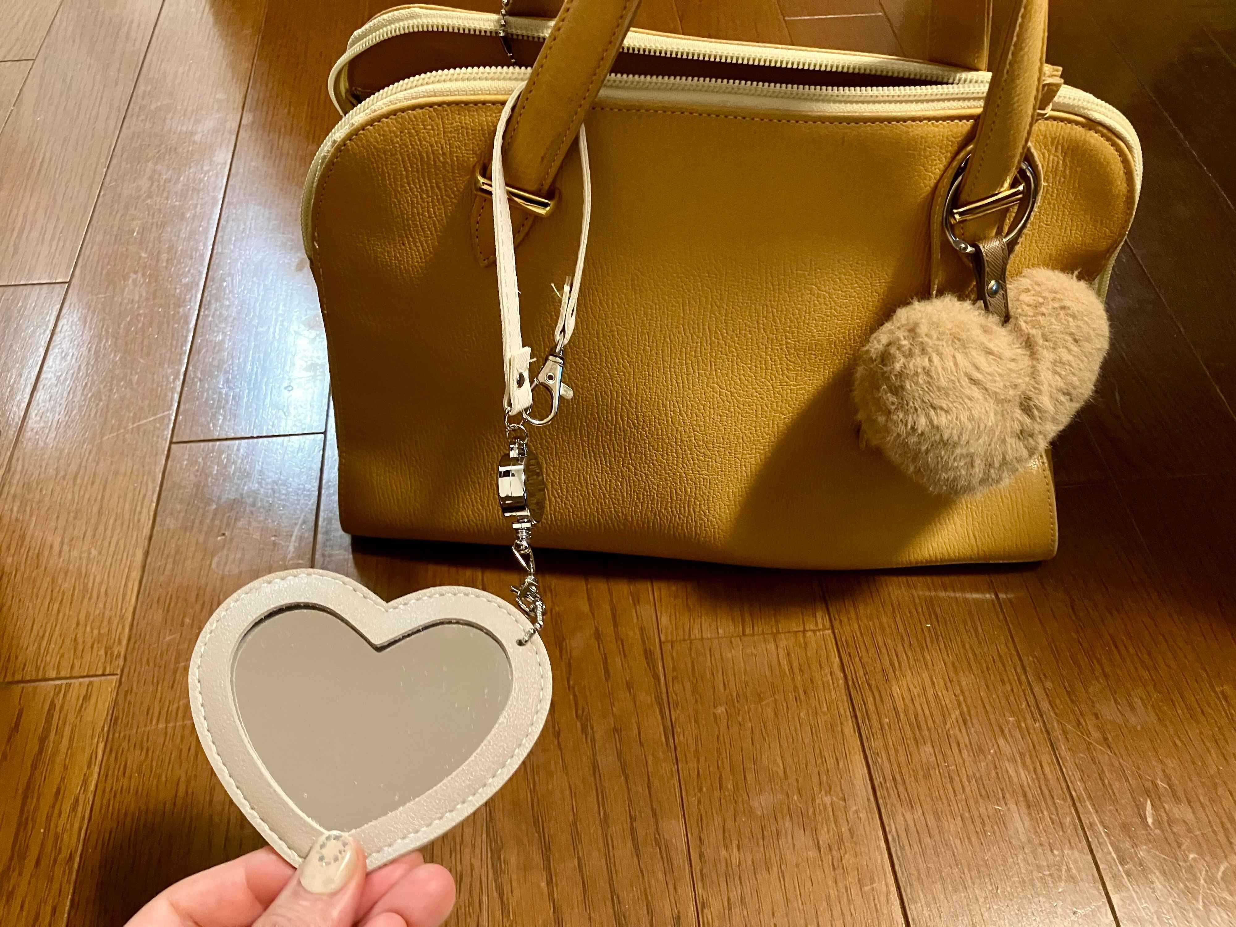 バッグからサッとミラーが取り出せる