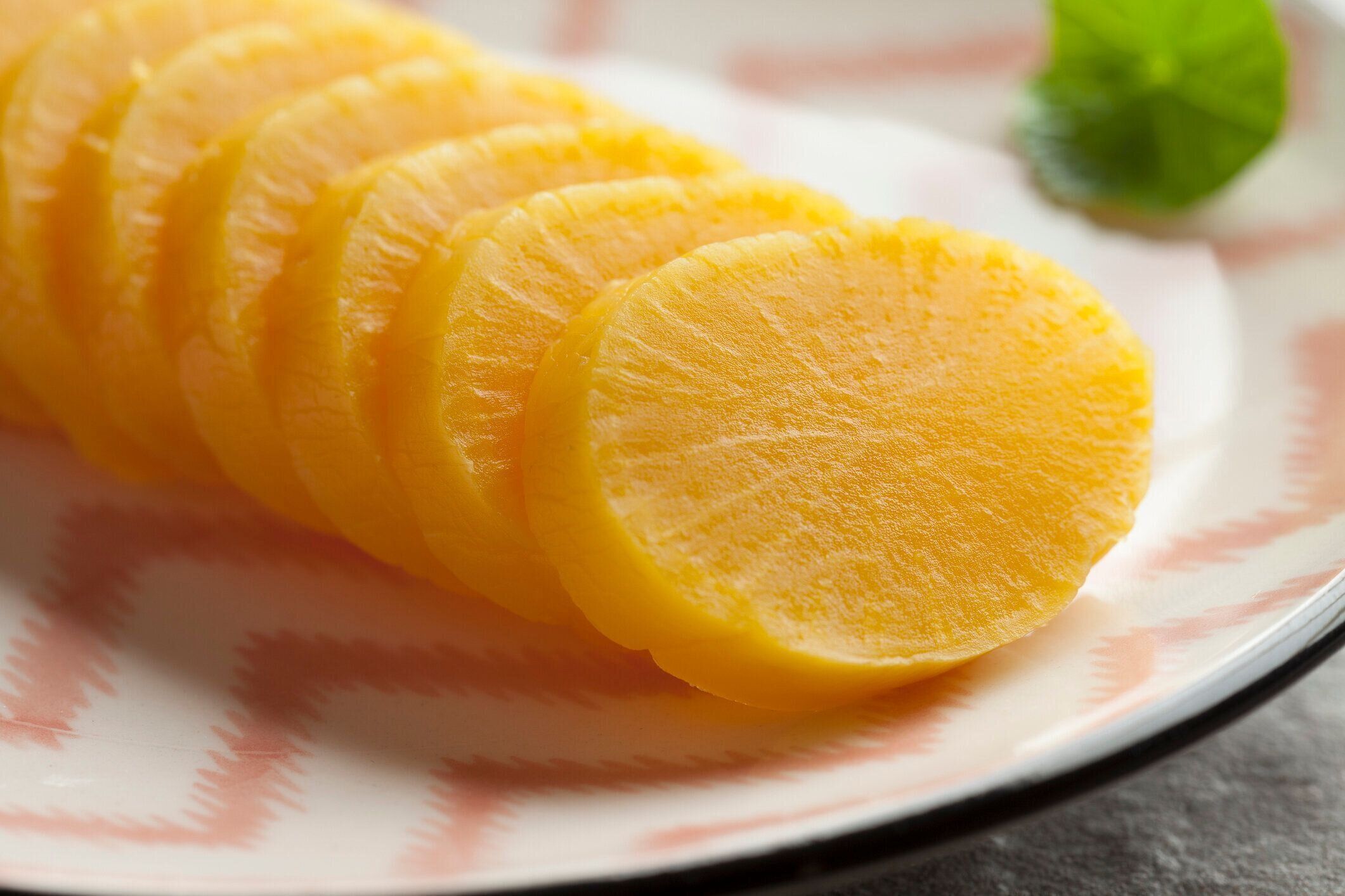 管理栄養士監修 賞味期限切れの 沢庵 たくあん は冷蔵保存でいつまで食べられる 傷んだときの特徴や保存方法を解説 サンキュ