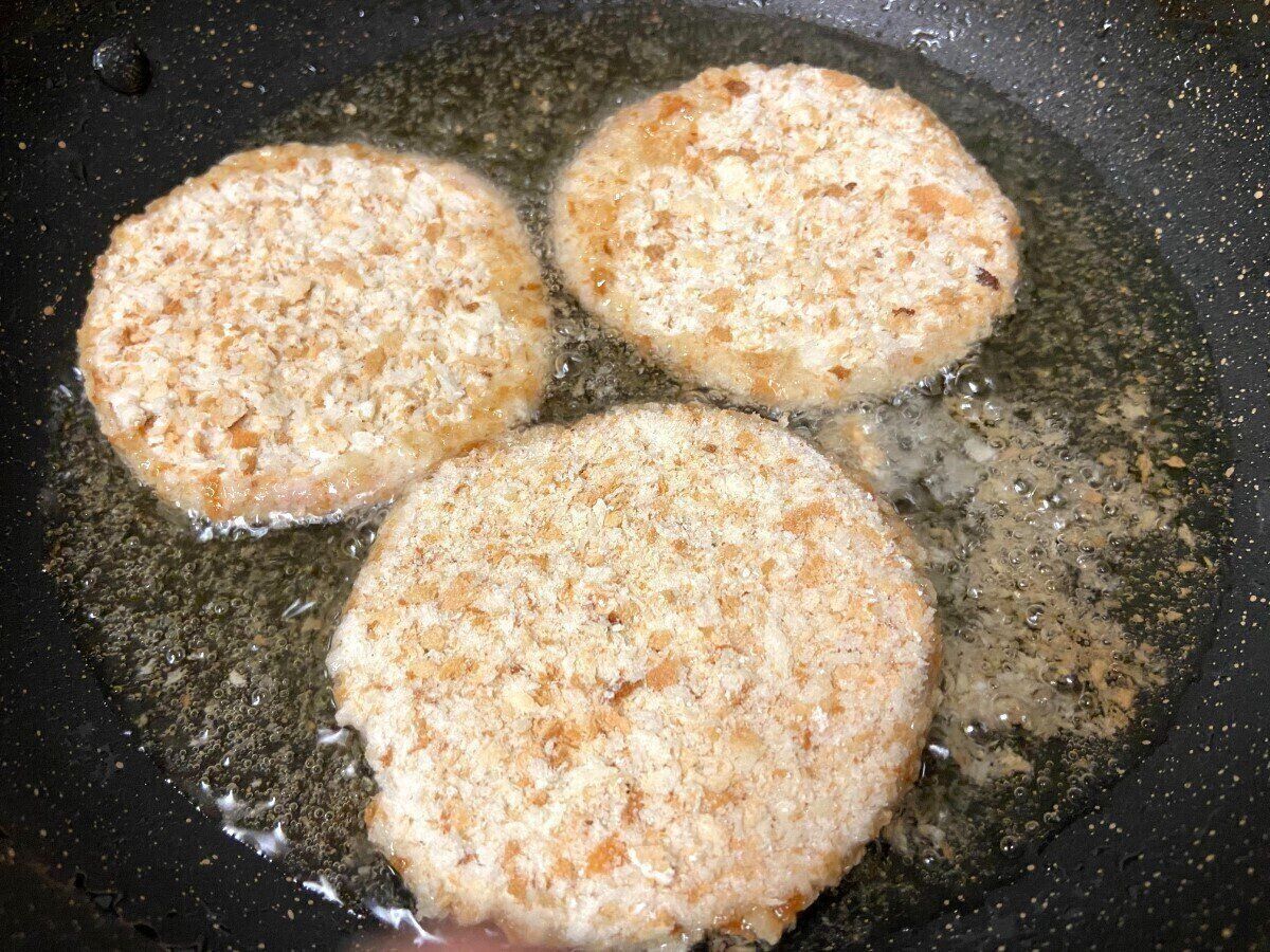 少なめの油で揚げる