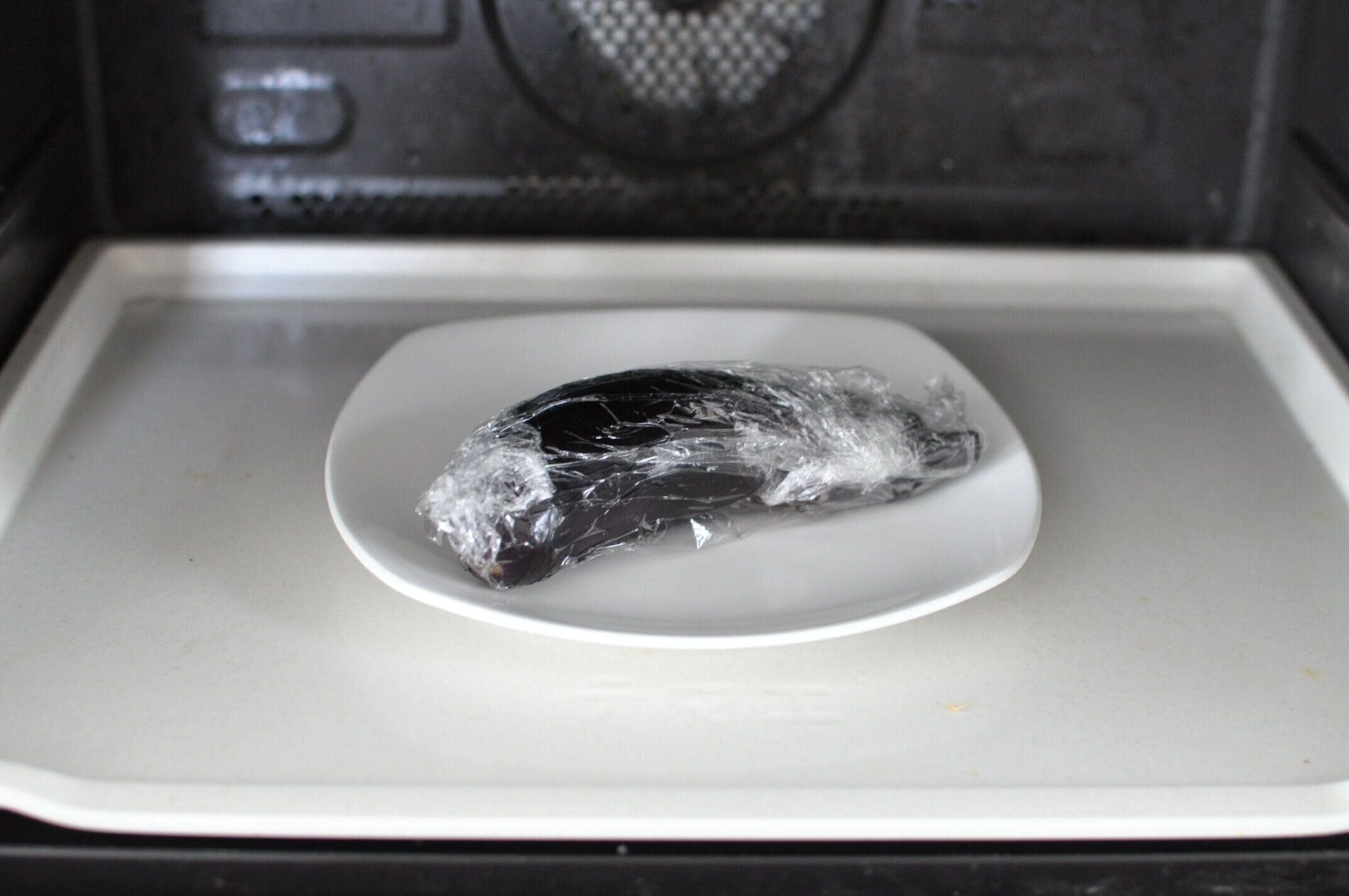 ラップに包んだなすをレンジで加熱する様子