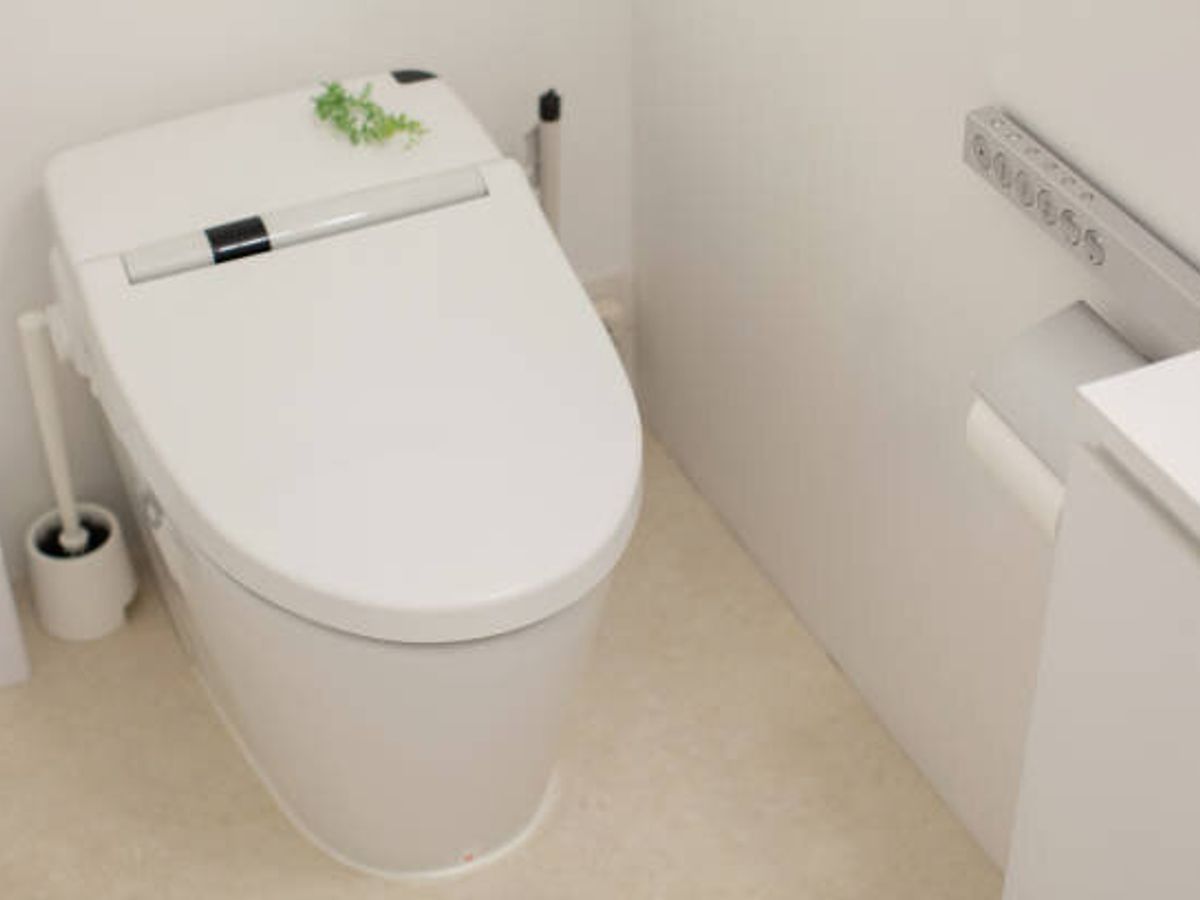 洗濯クローゼットの白いきれいなトイレ