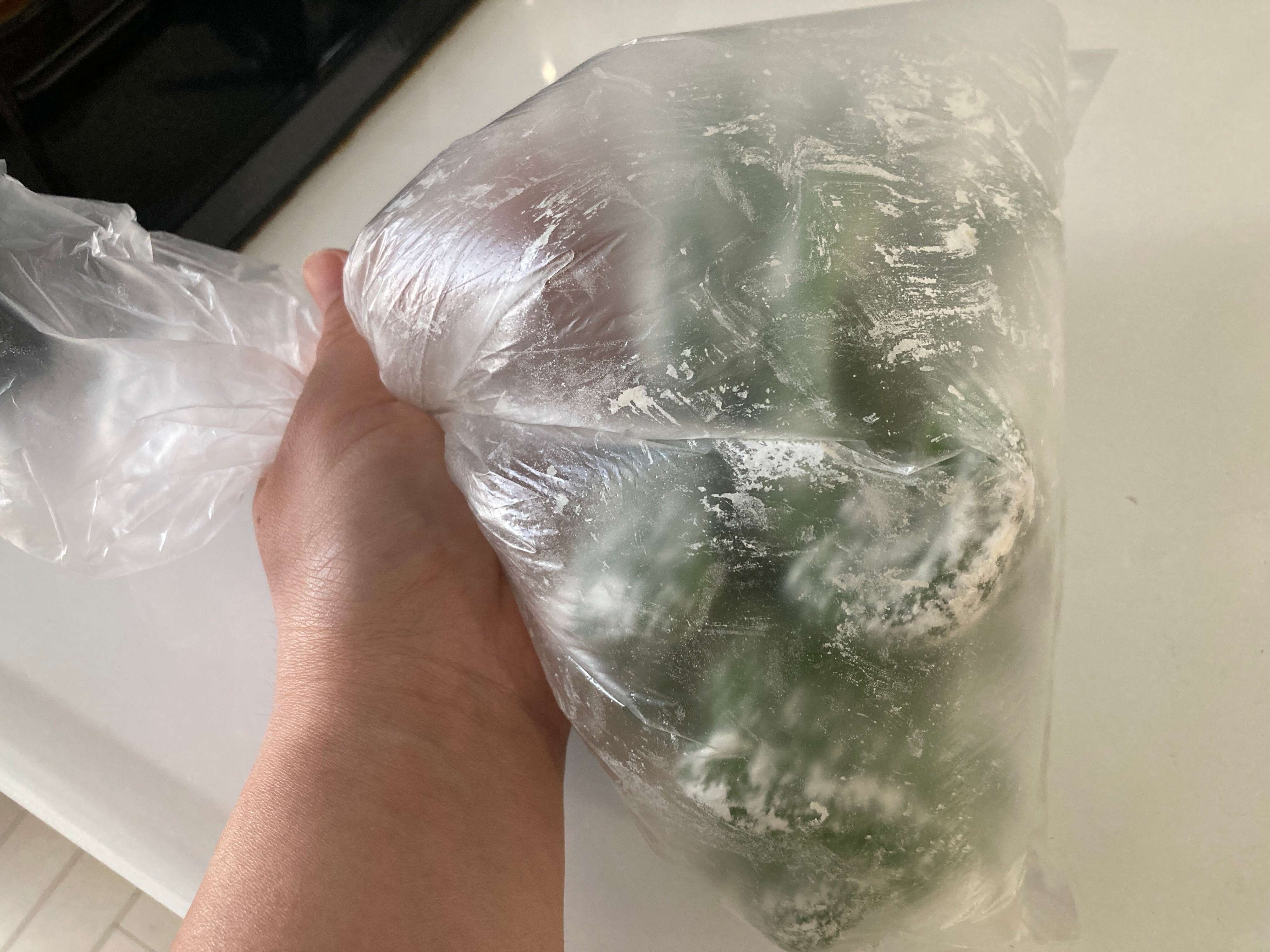 ビニール袋にピーマンと小麦粉を入れて振りながら全体に粉をまぶす