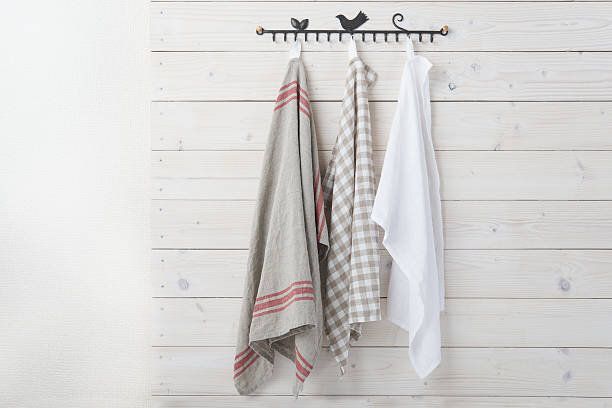 緑のボケの背景に赤いチェックのテーブルクロスが付いた空の木製のテーブル。春とイースターはデザインのためにモックアップ。