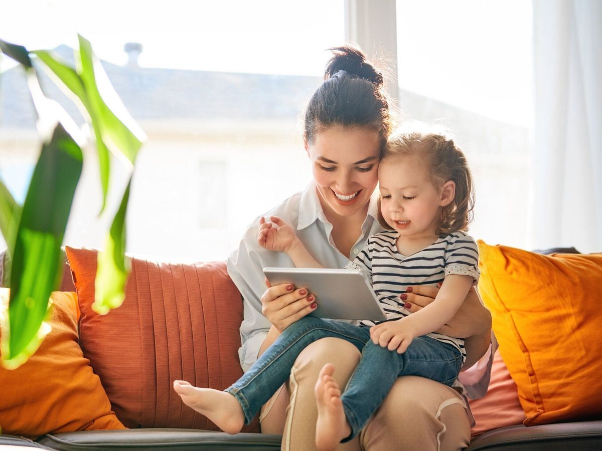 ママとタブレットを持つ子供