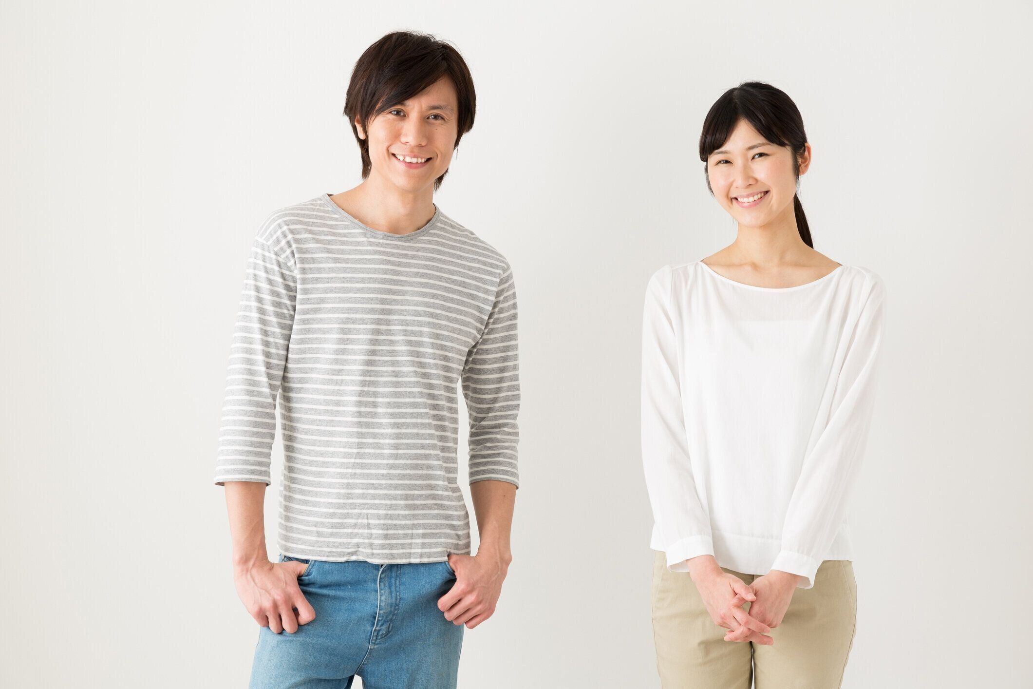 若いアジアのカップルのリラックスの肖像画