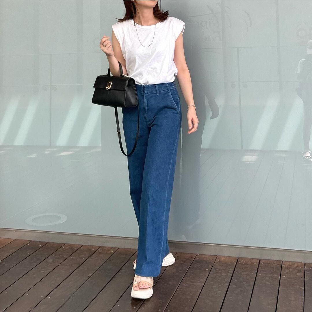 【ユニクロ】上品・着やせ効果絶大！話題沸騰中の「新作デニム」をチェック