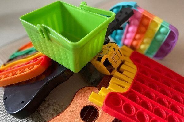 乱雑に積み重なったおもちゃ（片付かないイメージ）