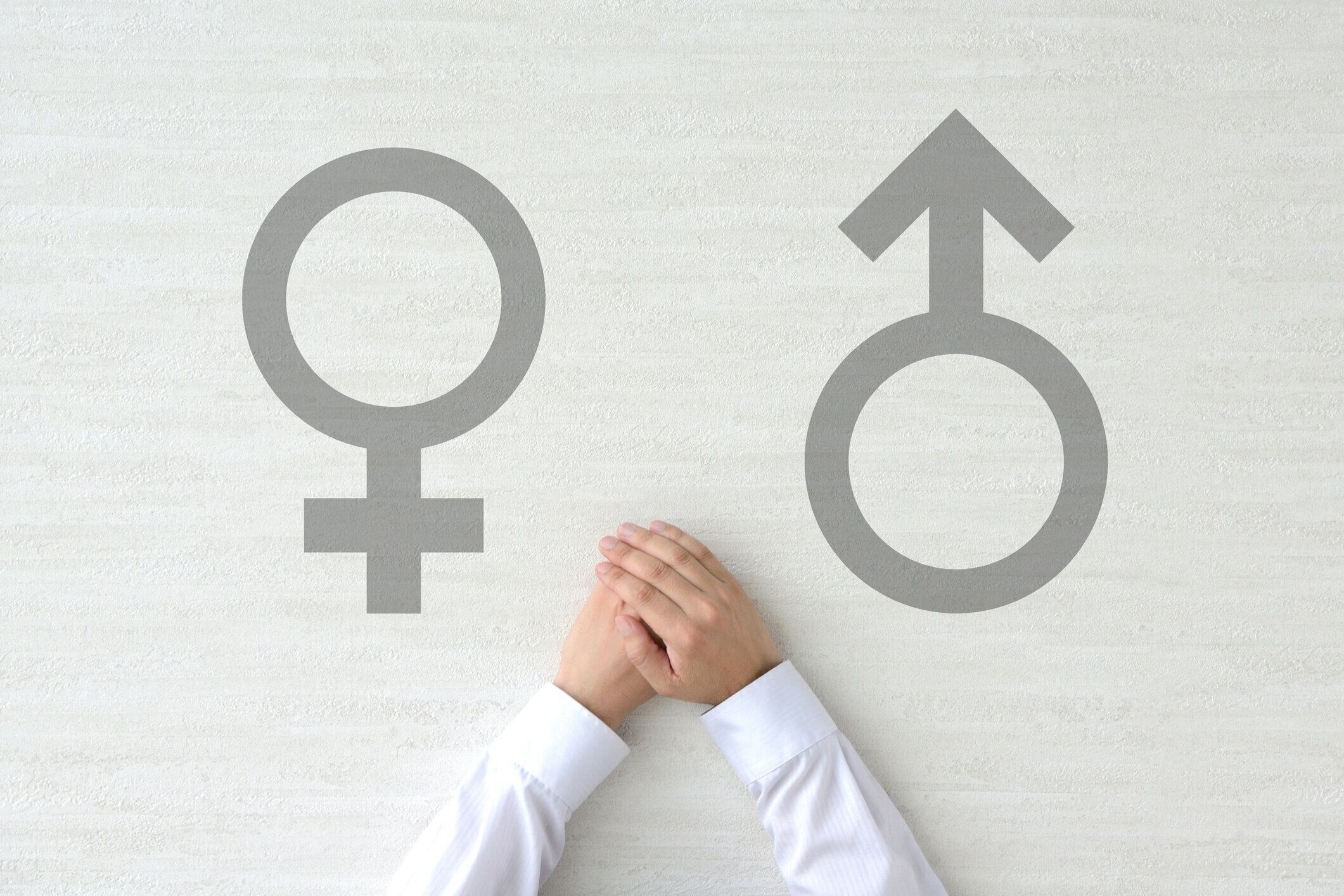 ジェンダーに悩む人の手