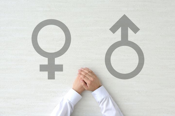 ジェンダーに悩む人の手