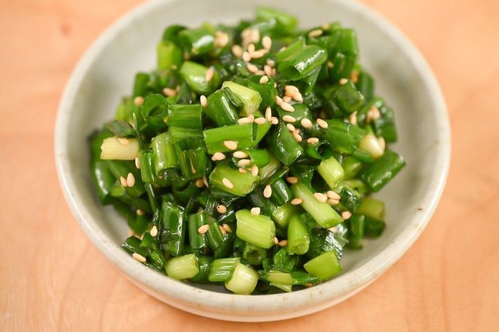 皿に盛られたやみつき小ねぎ