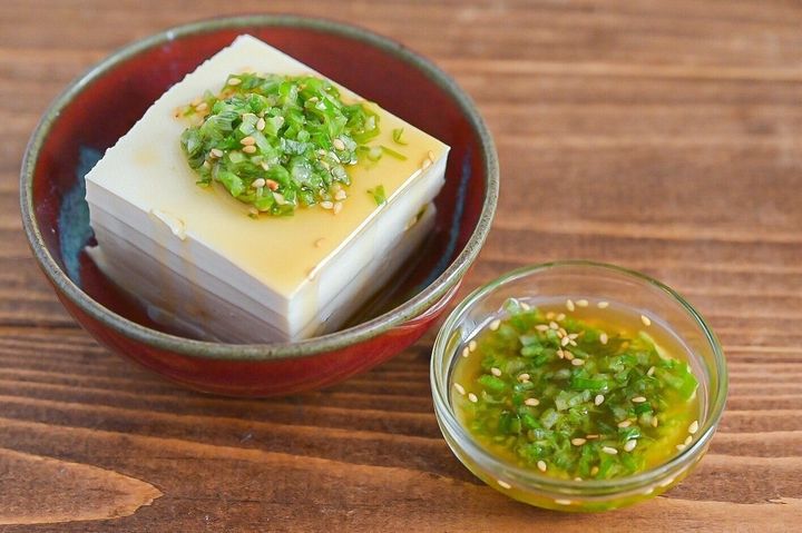 器に入った長ねぎ塩だれと豆腐