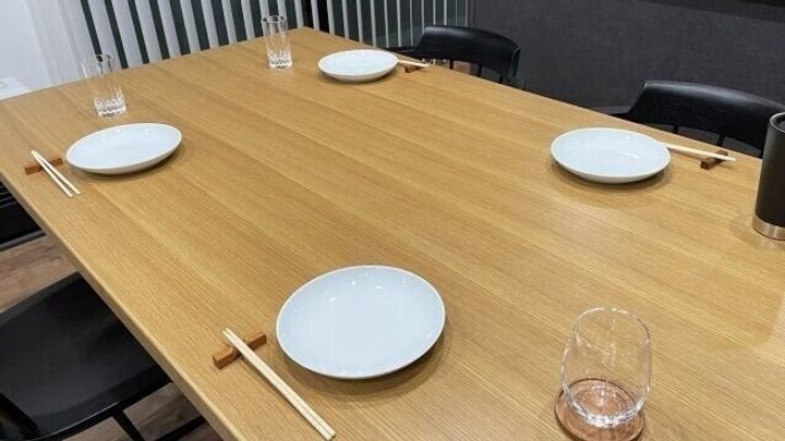 お皿のあるダイニングテーブル