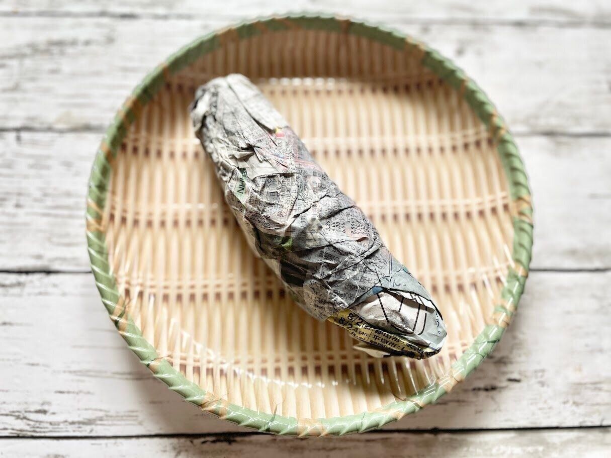 新聞紙に包んださつまいも