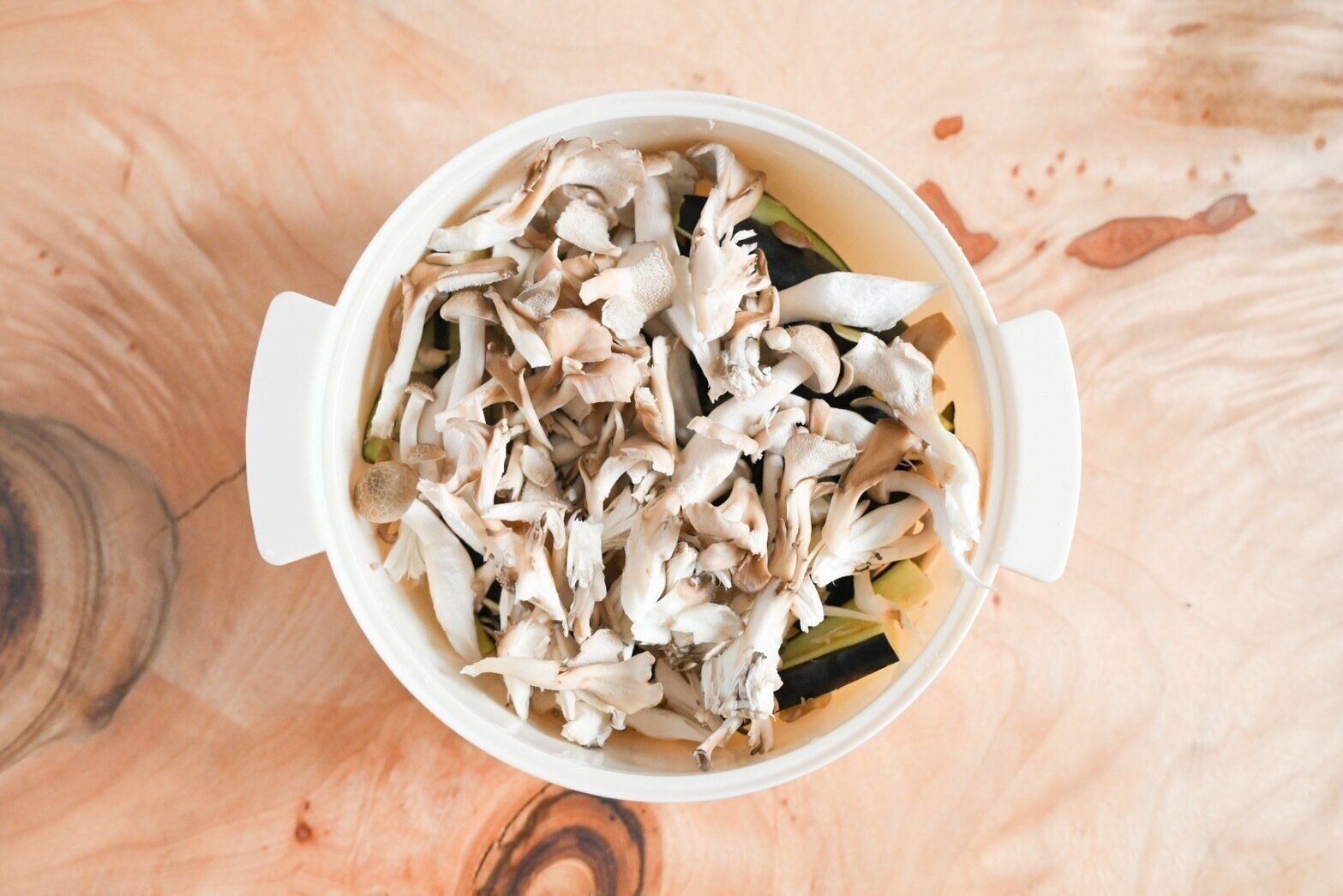 加熱前のなすときのこのナンプラー和え