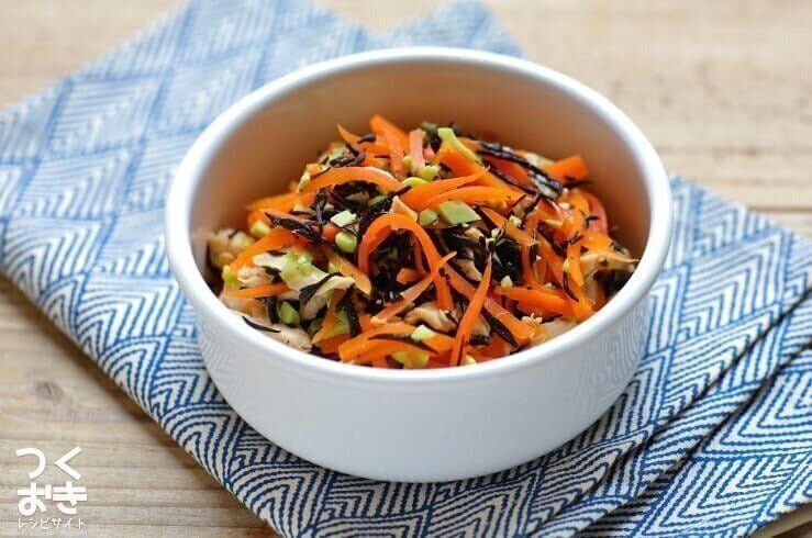 蒸しささみ肉とひじきのめんつゆ和え