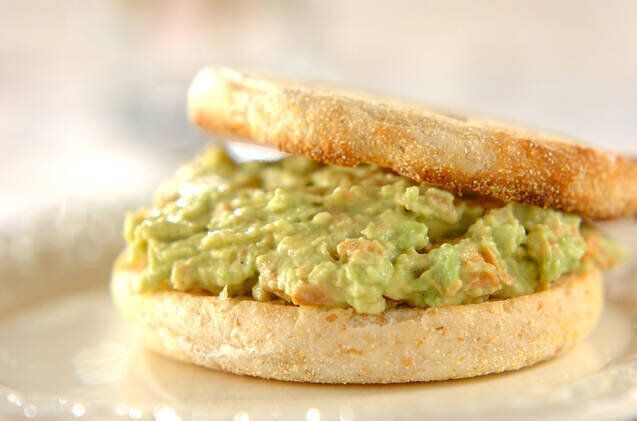 鮭アボカドのオープンサンド